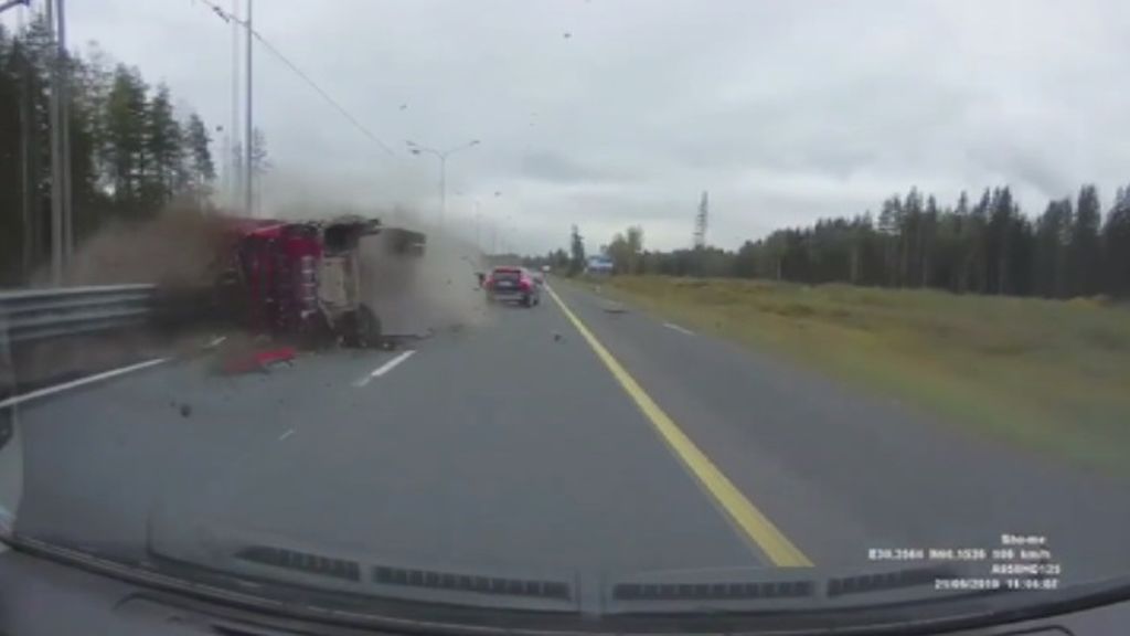 Milagrosas imágenes de un accidente en una autopista rusa