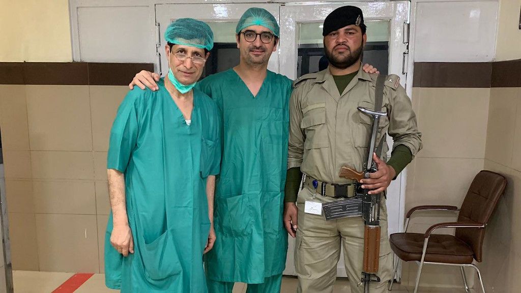 El doctor operó en Peshawar con un militar del ejército paquistaní dentro del quirófano
