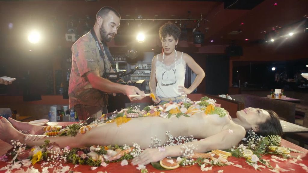 Mónica Naranjo se niega a comer del cuerpo desnudo de una mujer