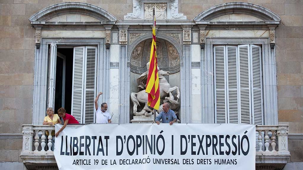 Vuelven a colocar una pancarta en la Generalitat tres horas después de retirar la de los presos Vuelven a colocar una pancarta en la Generalitat tres horas después de retirar la de los presos