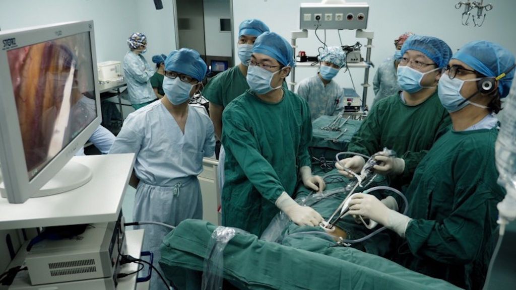 En China es recibido en los hospitales como un héroe