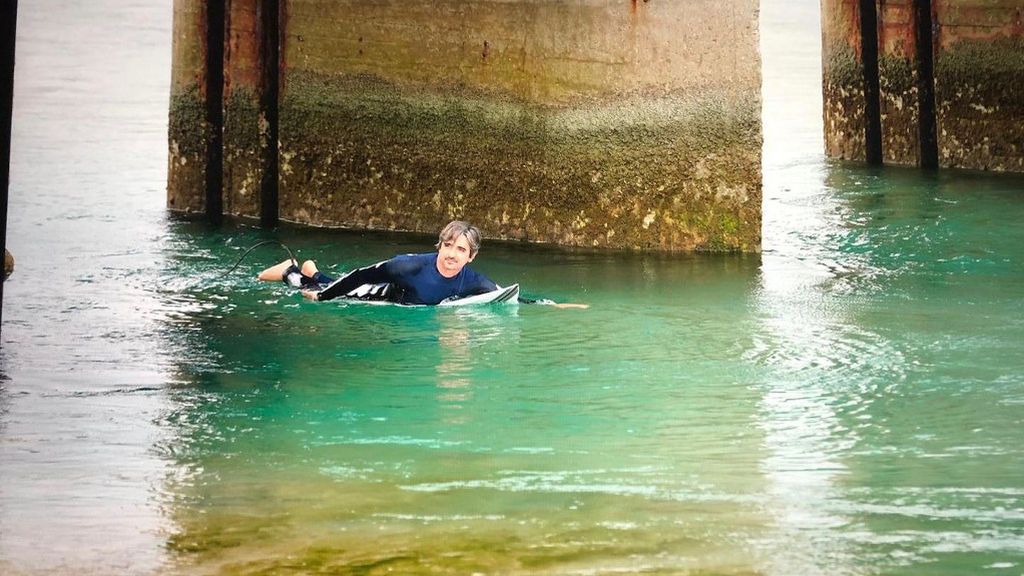 Tiene tiempo para todo, incluso para surfear