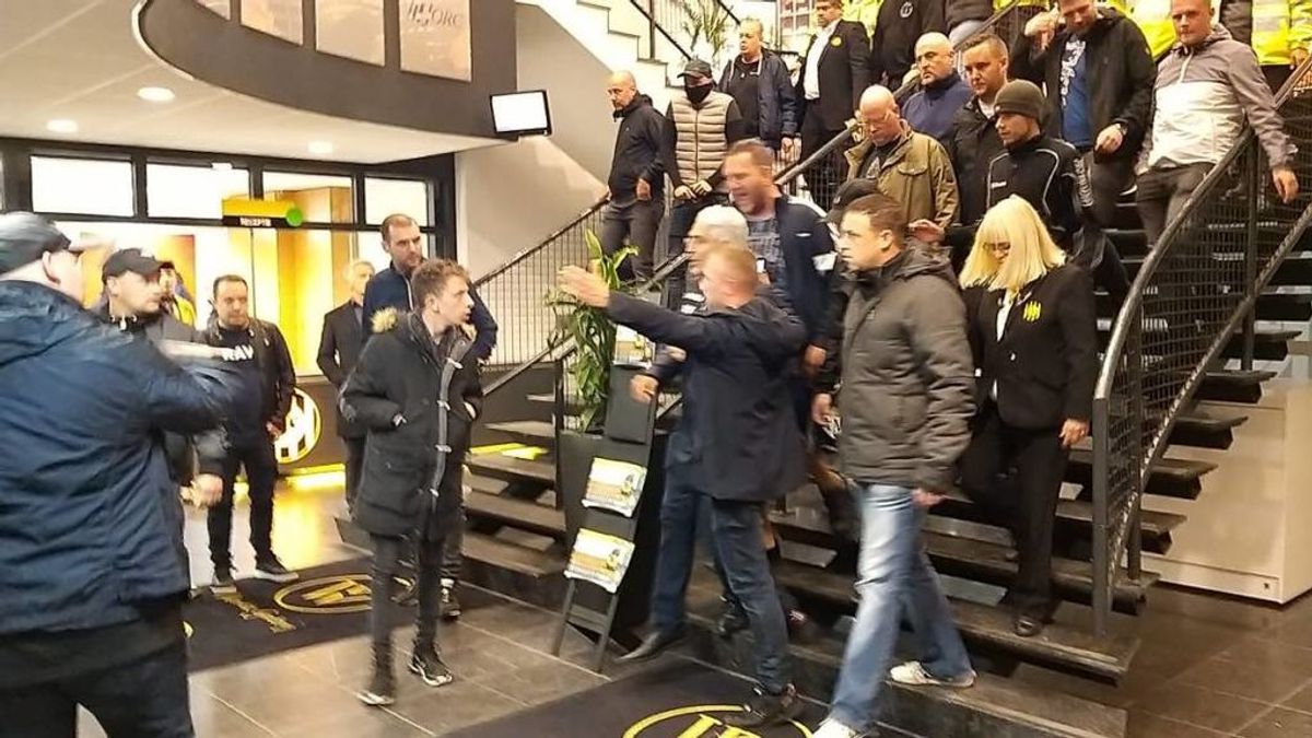 La afición del Roda holandés expulsa a empujones a su presidente por la mala gestión del club La afición del Roda holandés expulsa a empujones a su presidente por la mala gestión del club