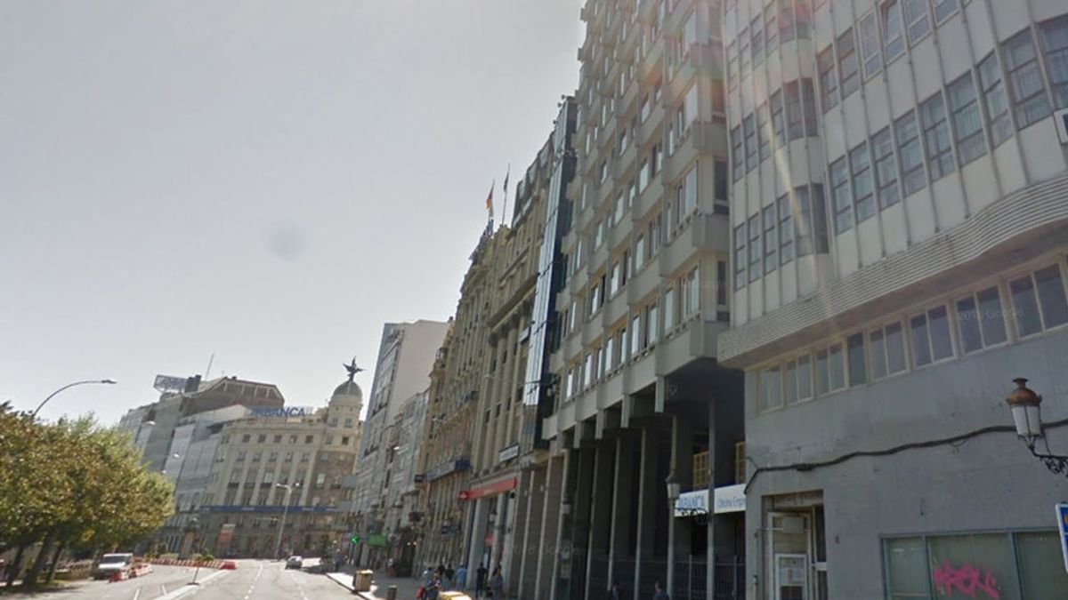 Una mujer se precipita desde un séptimo piso cerca de un ciclista en A Coruña y ambos resultan heridos de gravedad