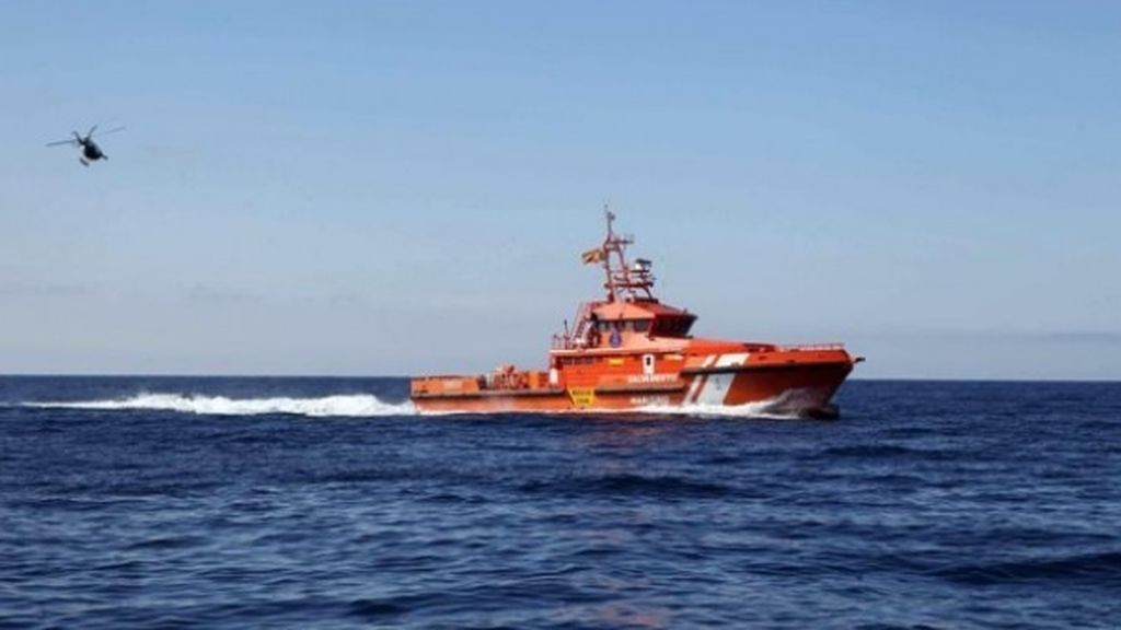 Salvamento Marítimo rescata a 9 hombres y 3 menores de una patera en aguas del Estrecho Salvamento Marítimo rescata a 9 hombres y 3 menores de una patera en aguas del Estrecho