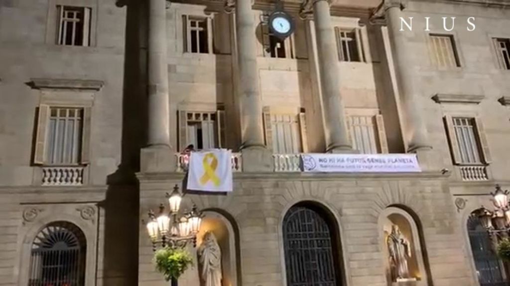 El Ayuntamiento de Barcelona retira de la fachada el lazo amarillo