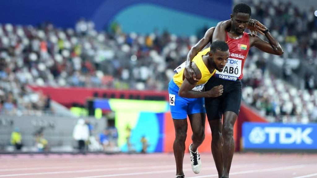 La lección de compañerismo durante el Mundial de Atletismo: Un atleta 'remolca' a otro hasta la meta tras no poder mantenerse en pie