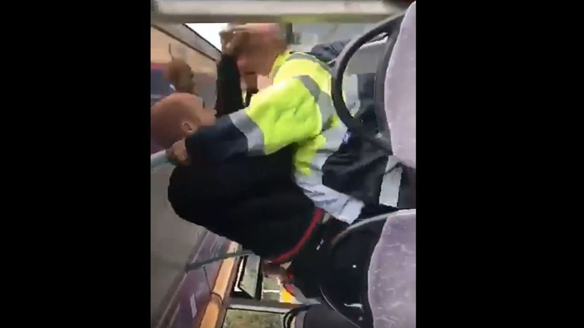 Un joven propina una brutal paliza a un conductor de autobús que le pidió que bajara el volumen de su música