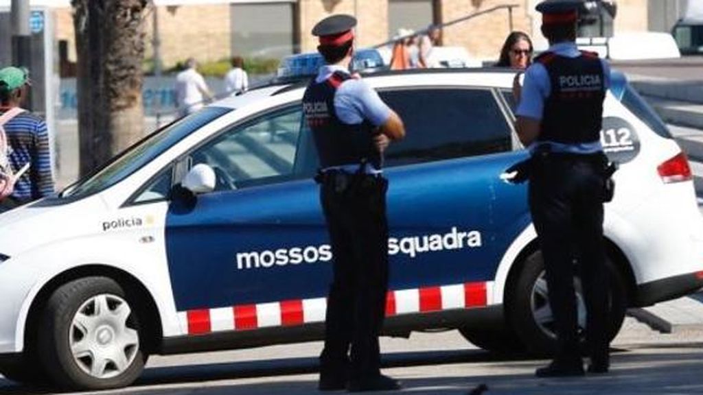 Un grupo de jóvenes agrede brutalmente a un comerciante de 70 años en Tarragona para robarle una cadena Un grupo de jóvenes agrede brutalmente a un comerciante de 70 años en Tarragona para robarle una cadena