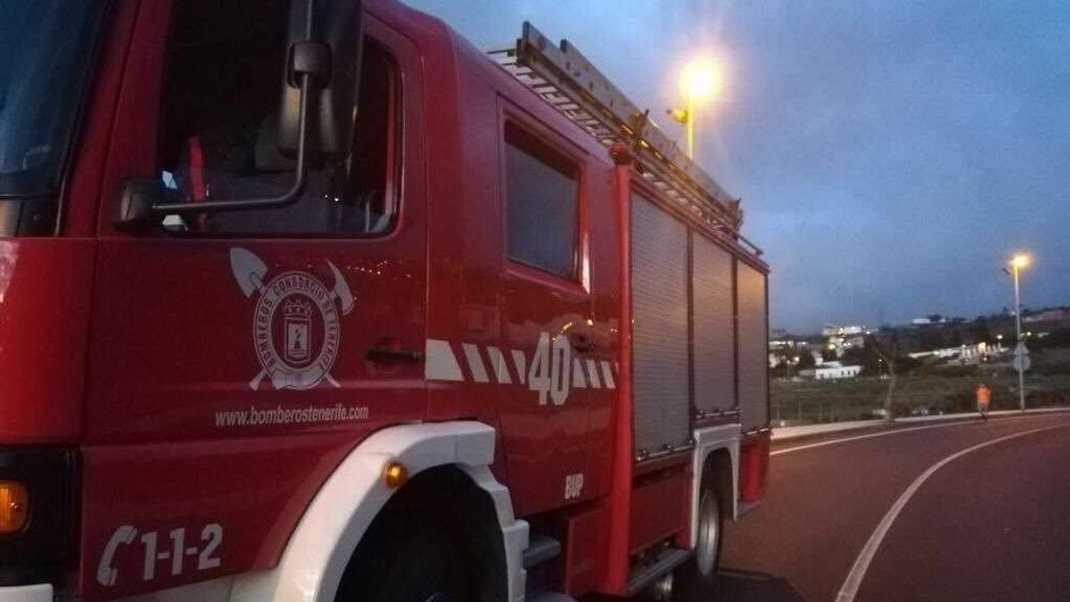 Los bomberos realizan más de 70 rescates en ascensores tras el apagón de Tenerife Los bomberos realizan más de 70 rescates en ascensores tras el apagón de Tenerife