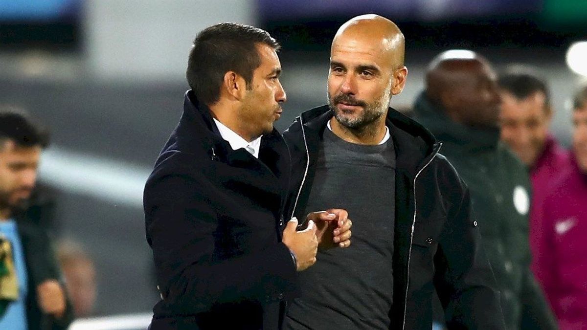 El Manchester City prepara la marcha de Guardiola con el fichaje de Van Bronckhorst El Manchester City prepara la marcha de Guardiola con el fichaje de Van Bronckhorst
