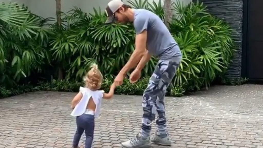 Enrique Iglesias enamora a La Red con un tierno vídeo bailando con su hija Lucy, de 1 año y 9 meses
