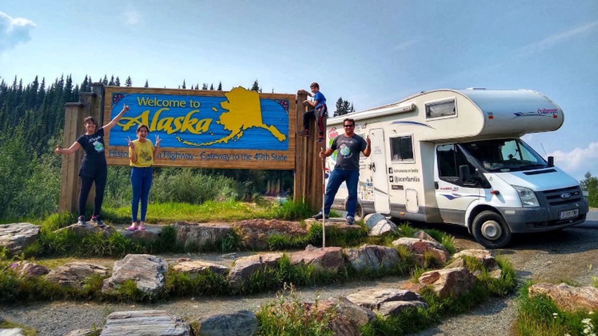 Vuelven a casa tras tres años dando la vuelta al mundo en caravana Vuelven a casa tras tres años dando la vuelta al mundo en caravana