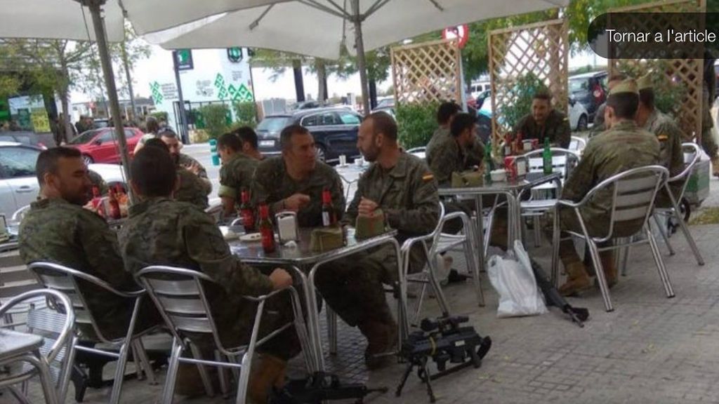 El Ejército de TIerra investiga a los legionarios que se tomaron una cerveza en Vilafranca del Penedès con las armas en el suelo El Ejército de TIerra investiga a los legionarios que se tomaron una cerveza en Vilafranca del Penedès con las armas en el suelo