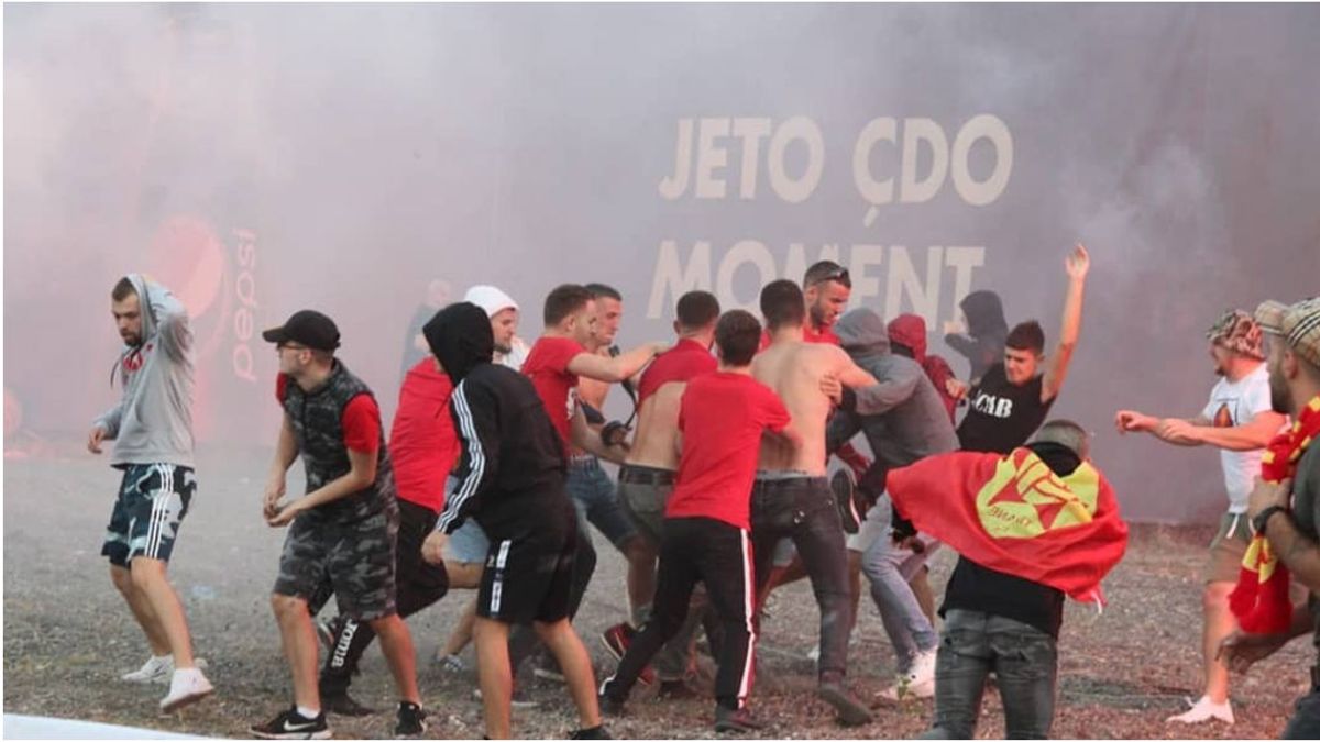 Salvajada ultra: el derbi de Albania comienza con una brutal pelea sobre el césped Salvajada ultra: el derbi de Albania comienza con una brutal pelea sobre el césped