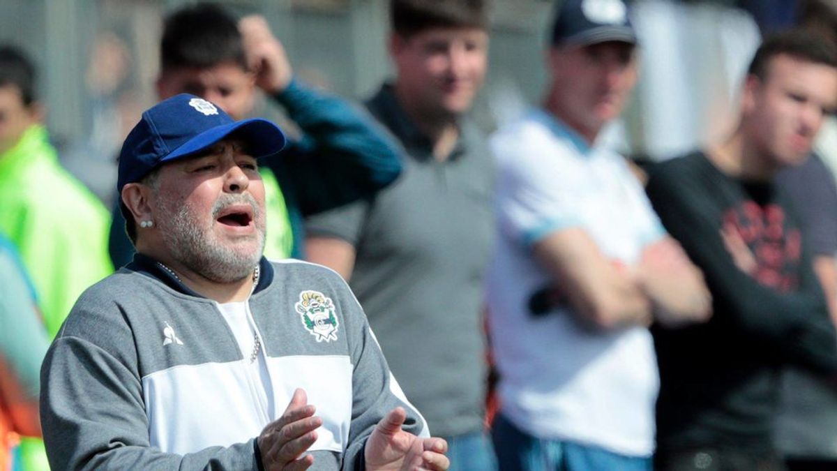 Maradona se aferra al puesto del Gimnasia a pesar de las tres derrotas consecutivas: "Ni en pedo me voy. Estoy metido hasta los huevos" Maradona se aferra al puesto del Gimnasia a pesar de las tres derrotas consecutivas: "Ni en pedo me voy. Estoy metido hasta los huevos"