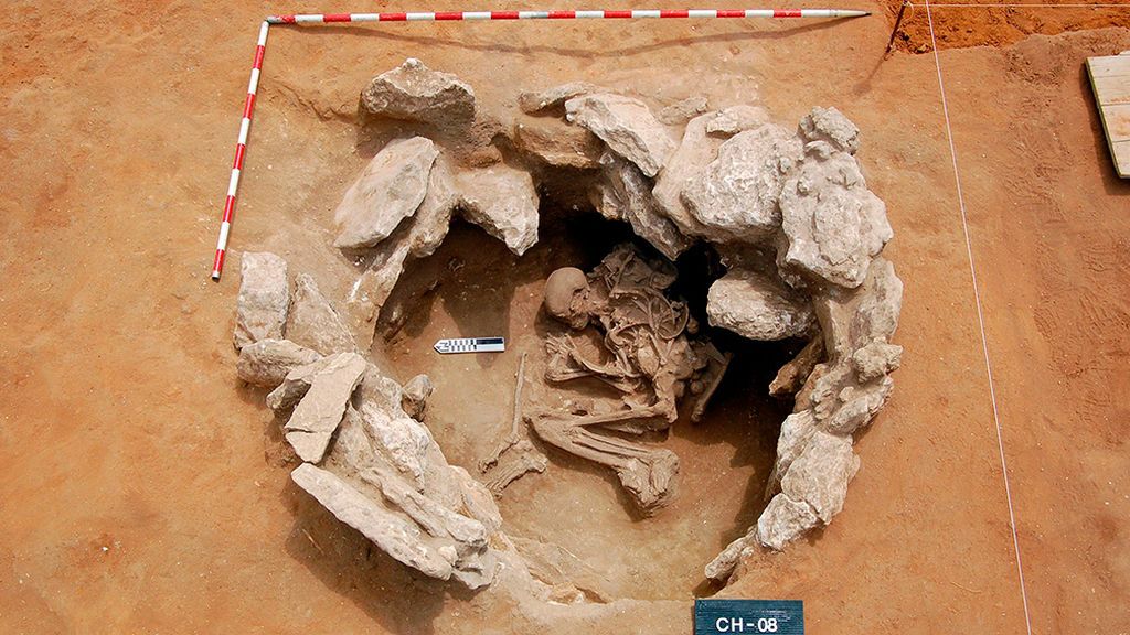 Fotografía cedida por el profesor de Prehistoria de la Universidad de Cádiz, Eduardo Vijande, de una de las tumbas. Fotografía cedida por el profesor de Prehistoria de la Universidad de Cádiz, Eduardo Vijande, de una de las tumbas.