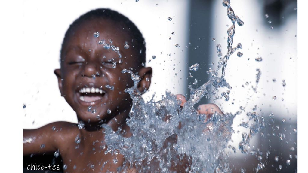 Kwami jugando con el agua de una fuente