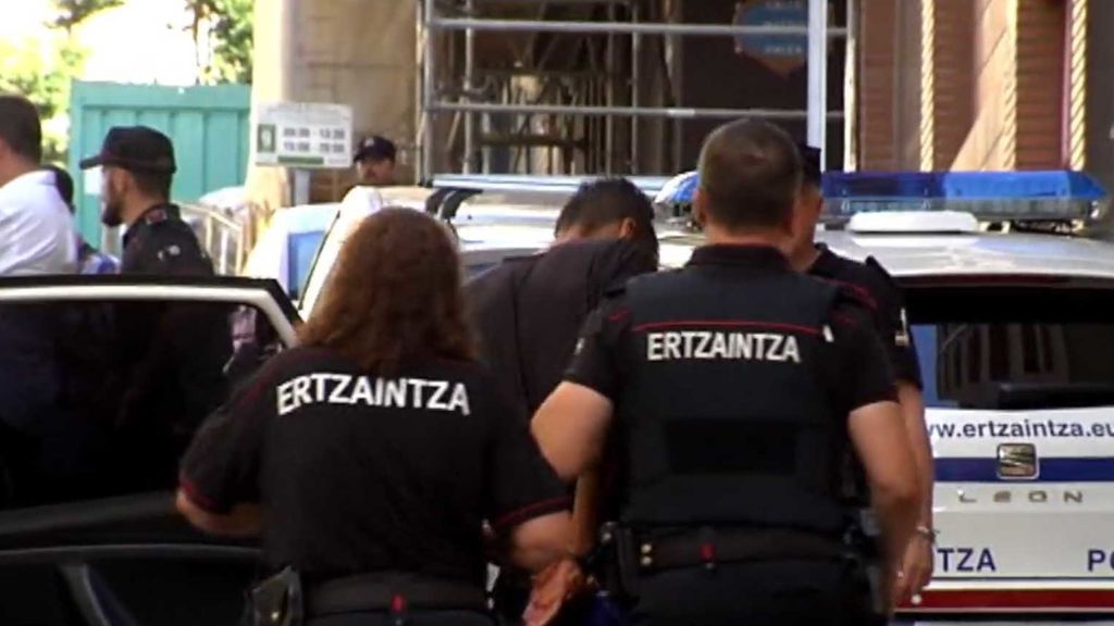 Los vecinos condenan en una protesta la nueva violación en grupo en Bilbao