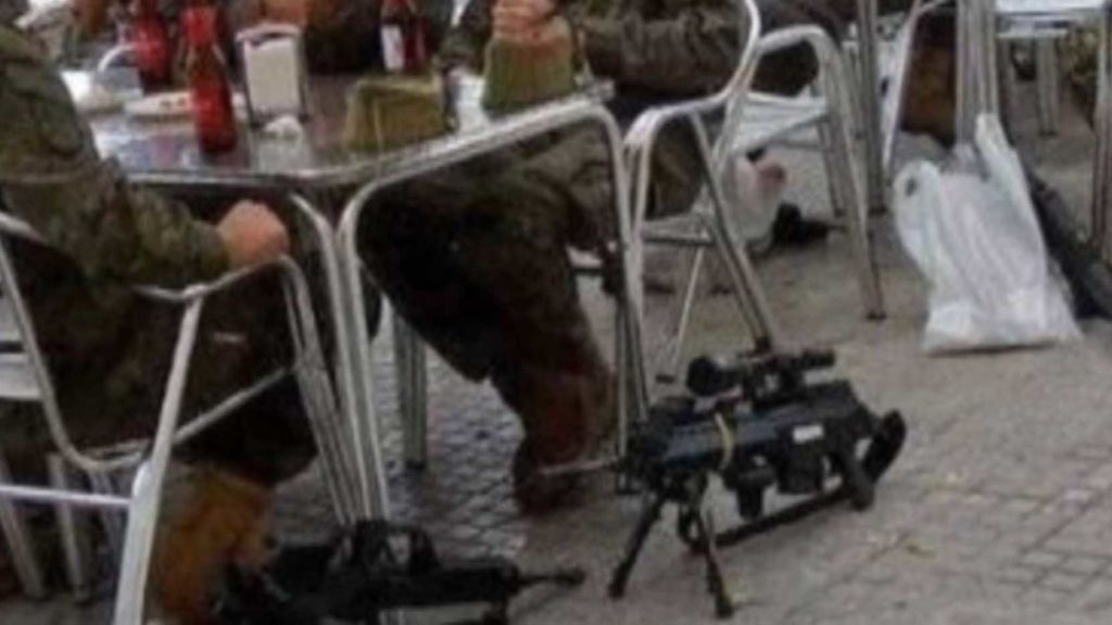 La foto de la polémica: Rufián publica una imagen de militares de servicio tomando cervezas