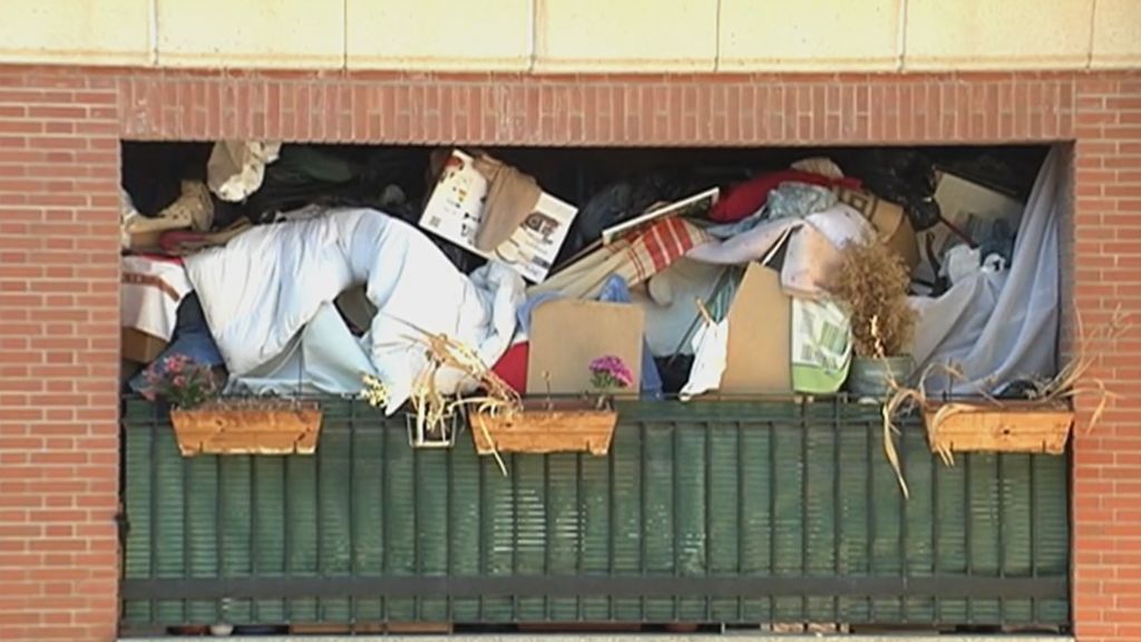 Un vecino de Pamplona acumula montañas de basura en su balcón para desesperación de sus vecinos