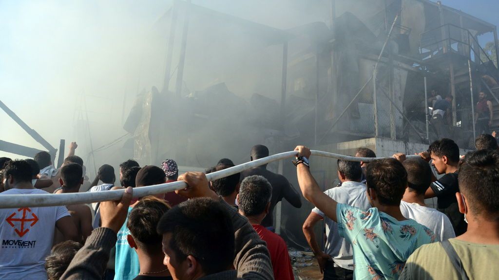 Dos muertos en el trágico incendio en el campo de refugiados de Moria, en Lesbos