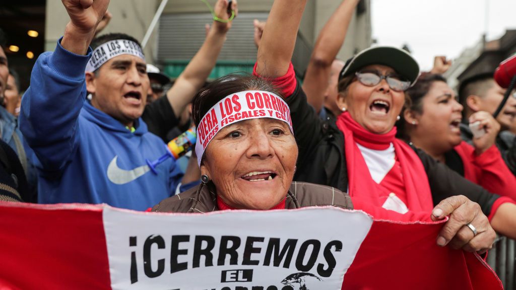 Caos en Perú: dos presidentes, un Parlamento que rechaza su disolución y protestas en las calles Caos en Perú: dos presidentes, un Parlamento que rechaza su disolución y protestas en las calles
