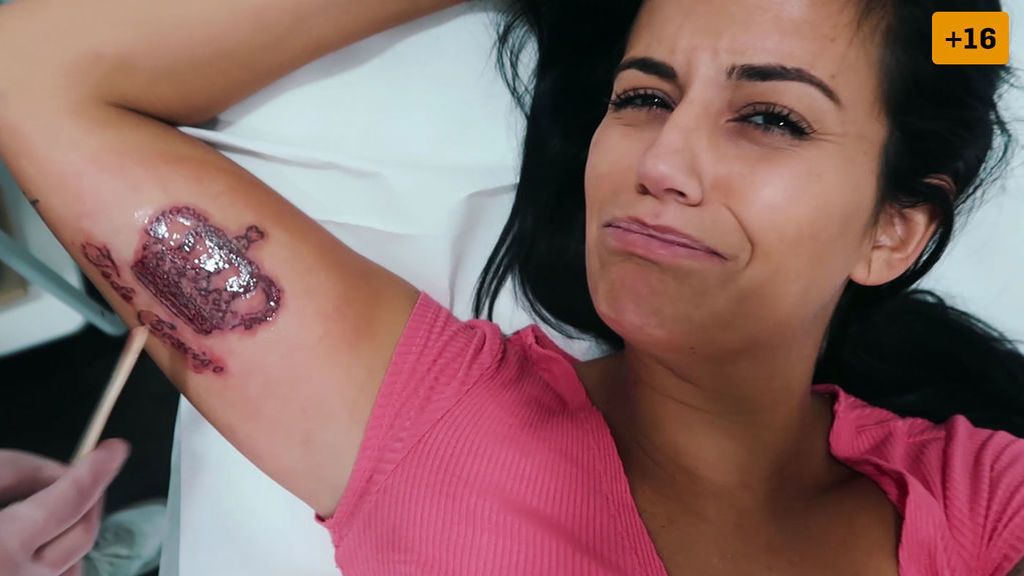 Lola se borra el tatuaje que comparte con su ex: “Todo contigo, hasta los cuernos” (2/2)