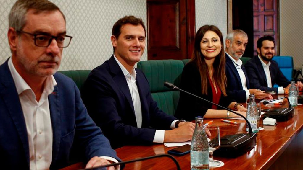 Rivera acusa a Sánchez y al PSC de "preferir a Torra que a la convivencia" por no apoyar la moción de censura Rivera acusa a Sánchez y al PSC de "preferir a Torra que a la convivencia" por no apoyar la moción de censura
