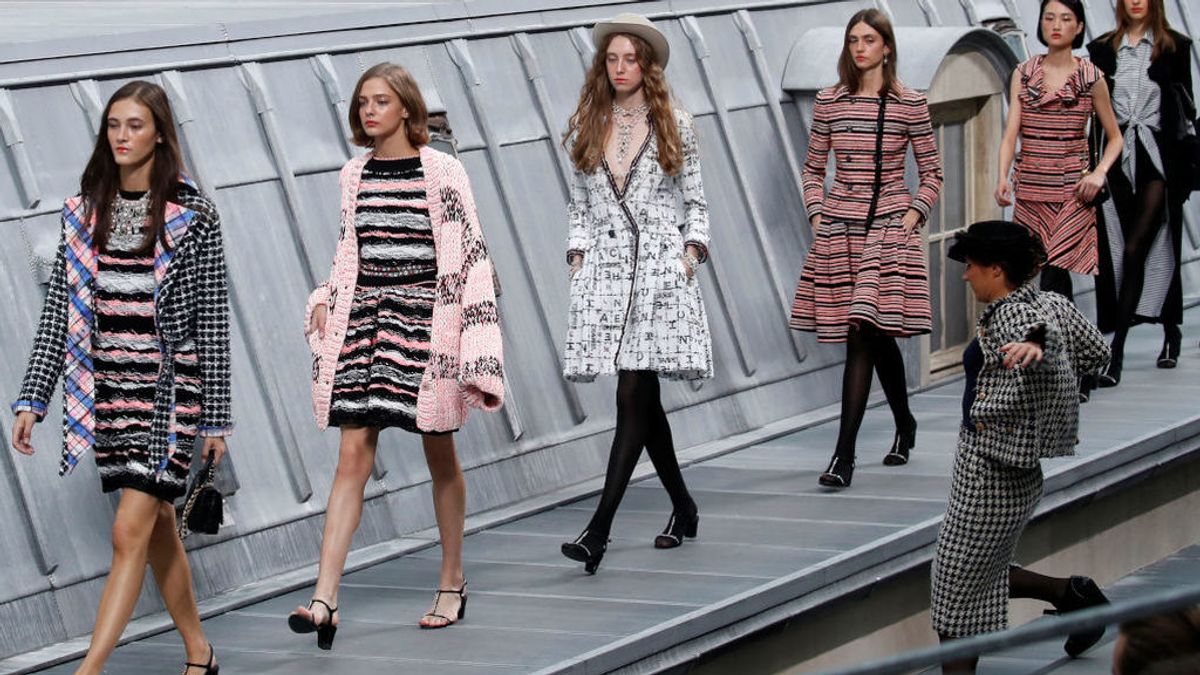 Una chica se cuela en un desfile en la Fashion Week de Paris y la top model Gigi Hadid la echa de la pasarela Una chica se cuela en un desfile en la Fashion Week de Paris y la top model Gigi Hadid la echa de la pasarela
