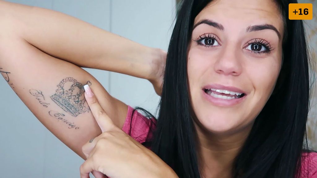 Lola se borra el tatuaje que comparte con su ex: “Todo contigo, hasta los cuernos” (1/2)