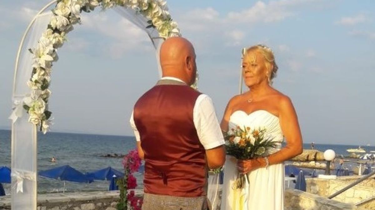 Un matrimonio que quería volverse a casar después de 9 años descubre que nunca se divorció