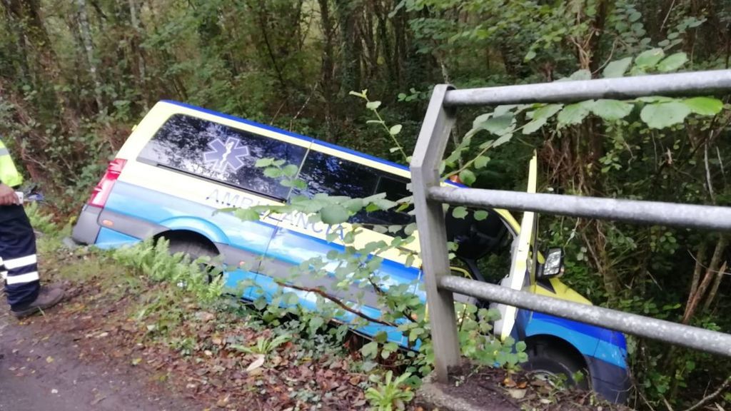 Una ambulancia cae a un río en Touro con cinco personas a bordo Una ambulancia cae a un río en Touro con cinco personas a bordo