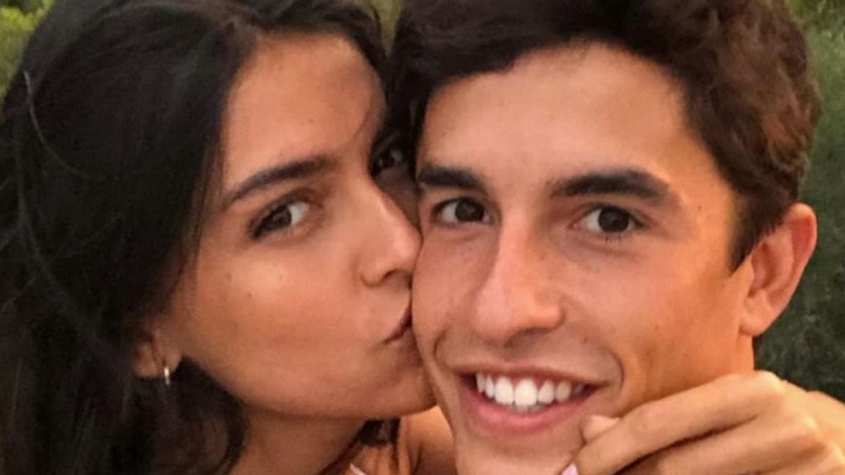 El tierno beso de Marc Márquez a Lucía Rivera tras ganar en Aragón: "Vuelta a casa"