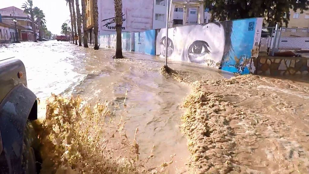 El terror de las inundaciones de Los Alcázares en primera persona: los vecinos del pueblo se convierten en 'refugiados climáticos'