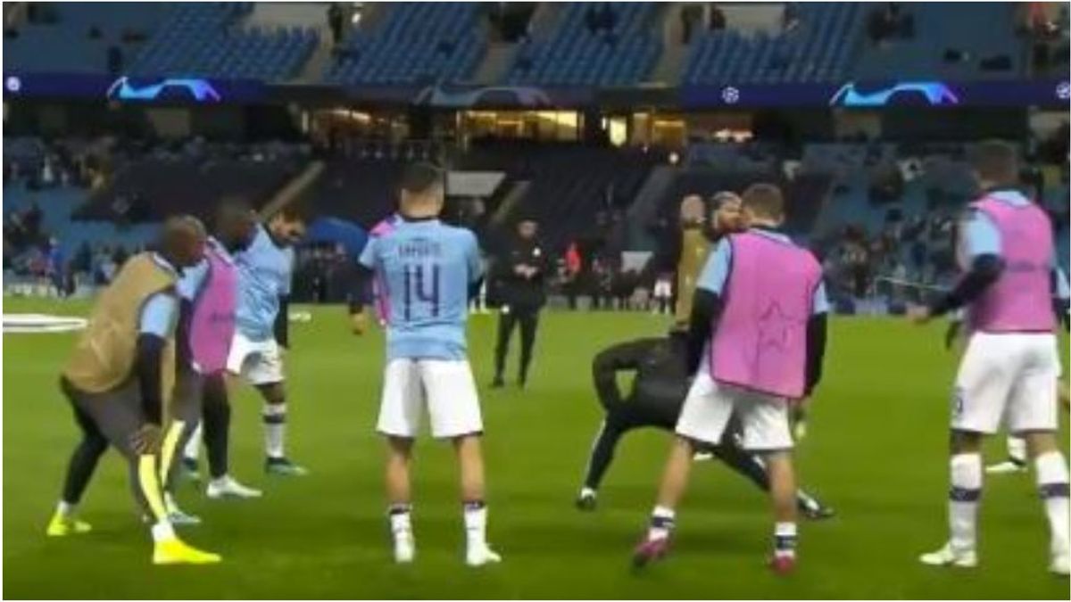 Los jugadores del City salen con camisetas en apoyo a Laporte y su afición les critica: "¡Qué está lesionado, no muerto"