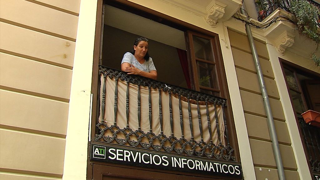Paloma en el balcón de su vivienda