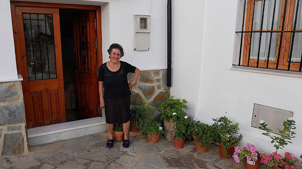 Pilar esperando con la llave a la puerta de su casa