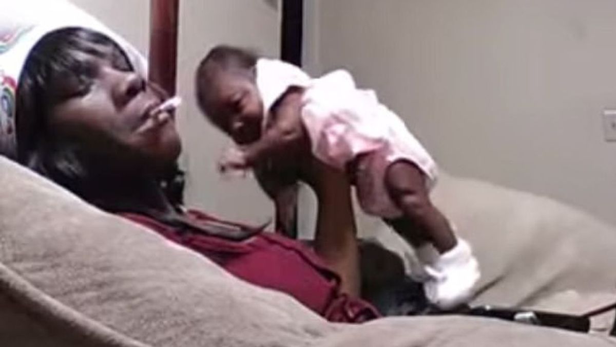 Mujer arrestada por maltratar a su bebé de un mes y subirlo en video a Facebook: “de todas formas no quería al bebé”
