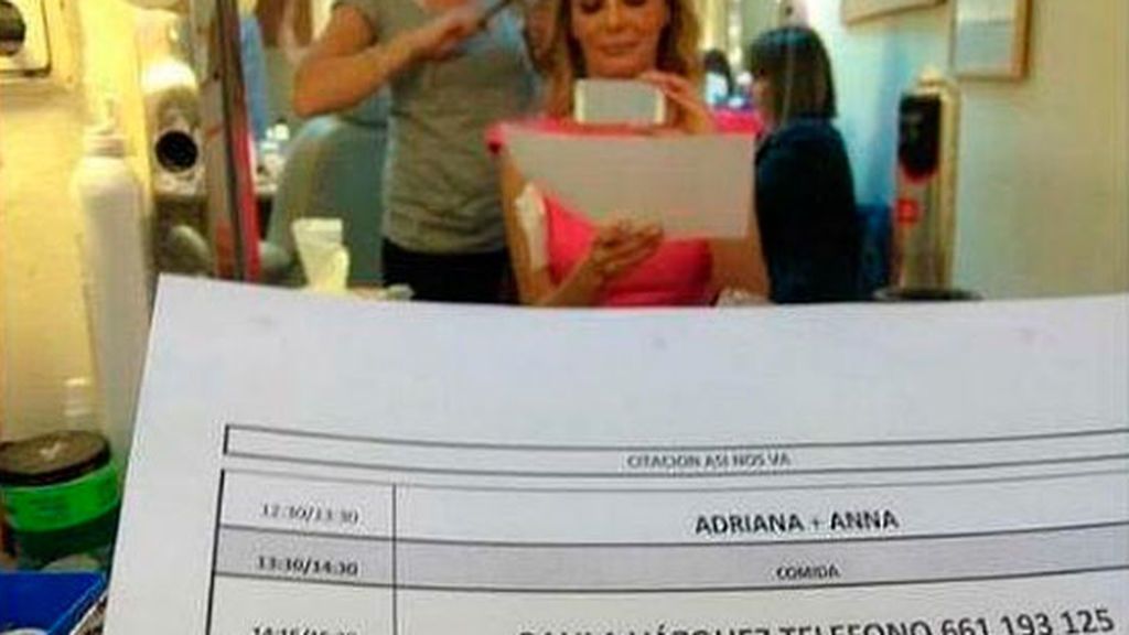 Paula Vázquez bromea con su teléfono en Twitter
