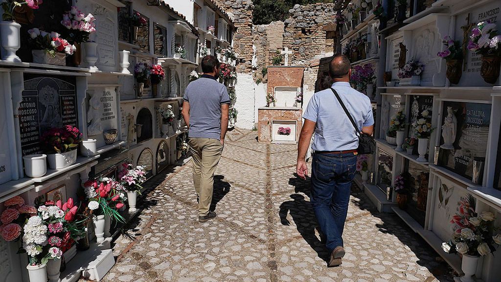 Visitantes en el cementerio