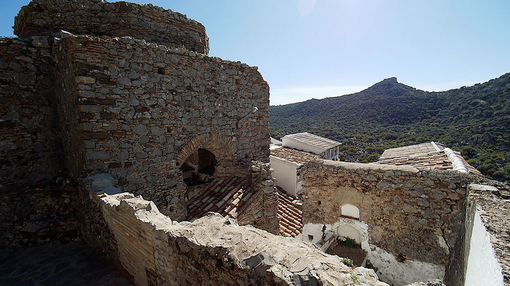 Las sepulturas se encuentras en el interior de una antigua iglesia