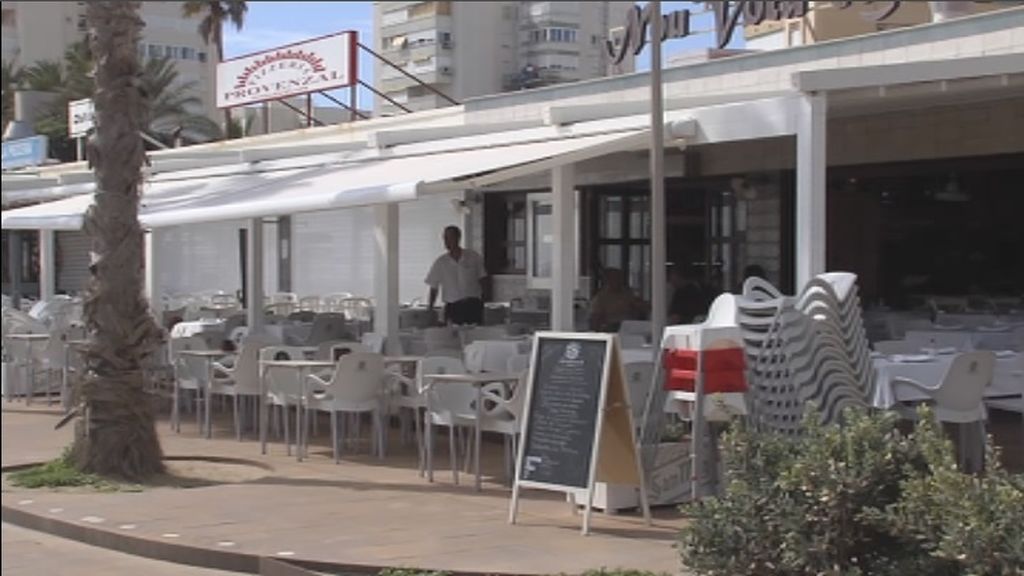 Terrazas vacías: la plaga de mosquitos golpea los bolsillos de los hosteleros en Alicante