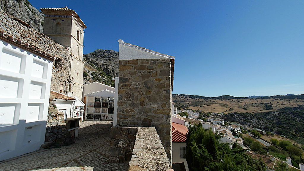 Villaluenga del Rosario a los pies de su cementerio, el más bonito de España