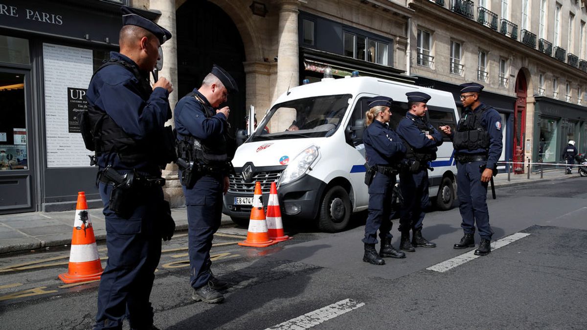 Un policía herido grave en un ataque con cuchillo en una comisaría de París