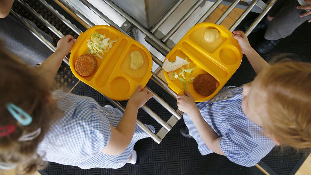 Los menús escolares sirven demasiada carne e hidratos, según la OCU