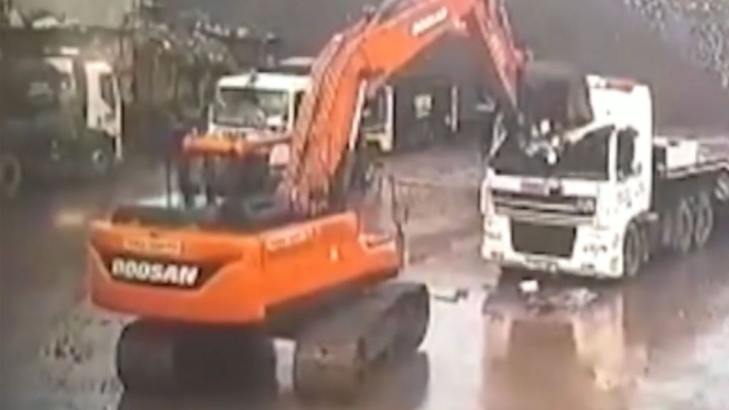 Un trabajador despechado destroza un camión y el coche de su jefe con una excavadora