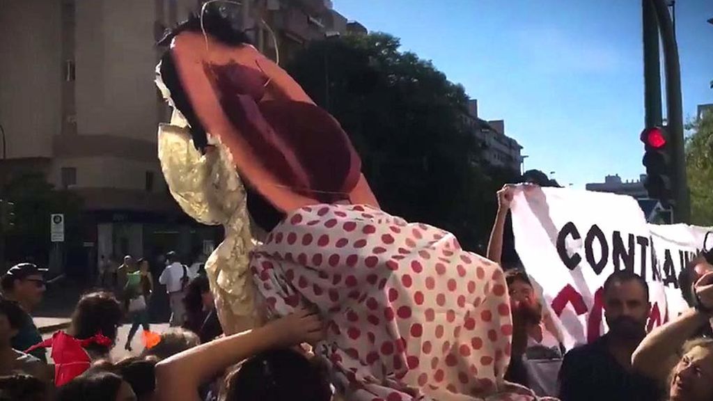 ‘El coño insumiso’ llega a los juzgados vestido de flamenco y rodeados de gritos feministas y cristianos