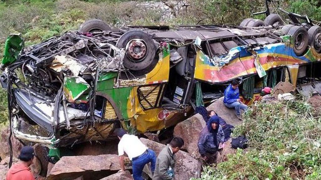 Mueren una veintena de pasajeros de un autobús que se despeñó por un barranco en Perú