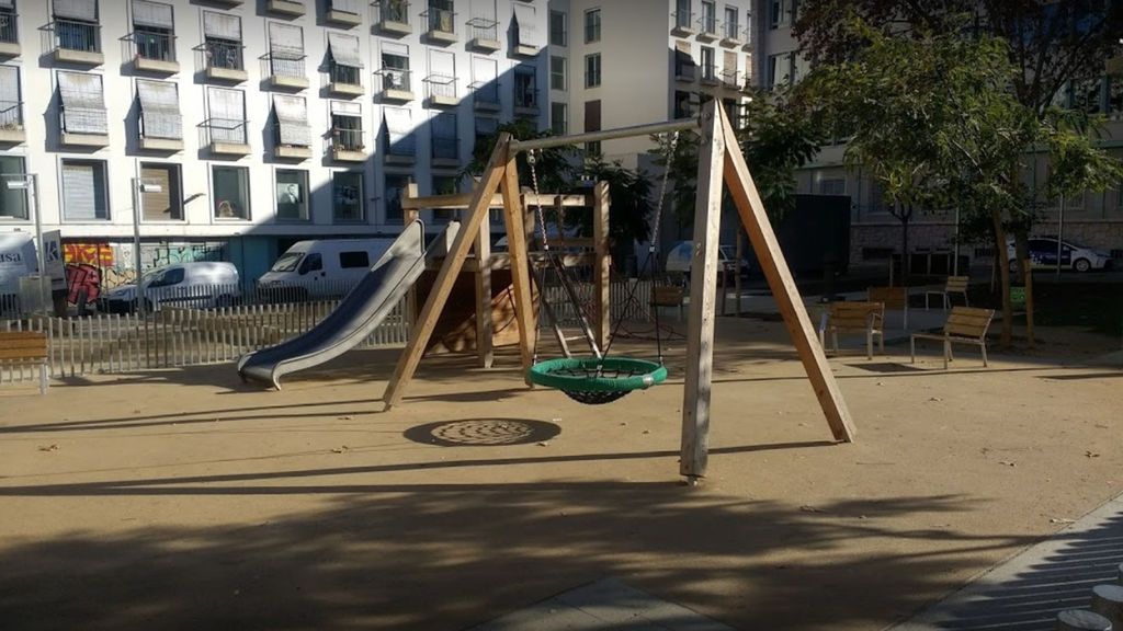 Los mossos investigan:  Tiroteo en una plaza del Raval